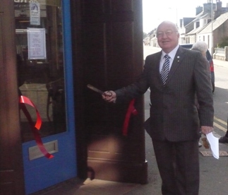 Tommy Henderson cutting the ribbon
